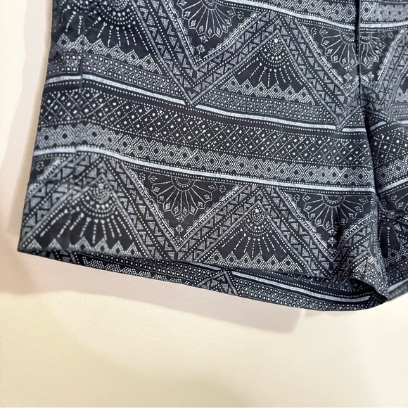 3/$10⚡️American Eagle Black & White Patterned Midi Length Shorts 5” Inseam - Picture 6 of 14